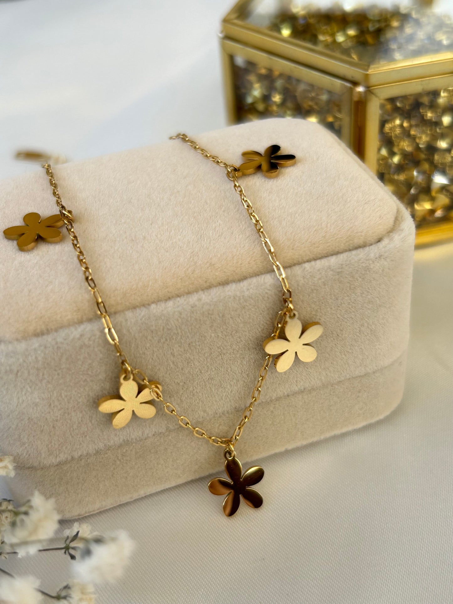 Happy flowers necklace