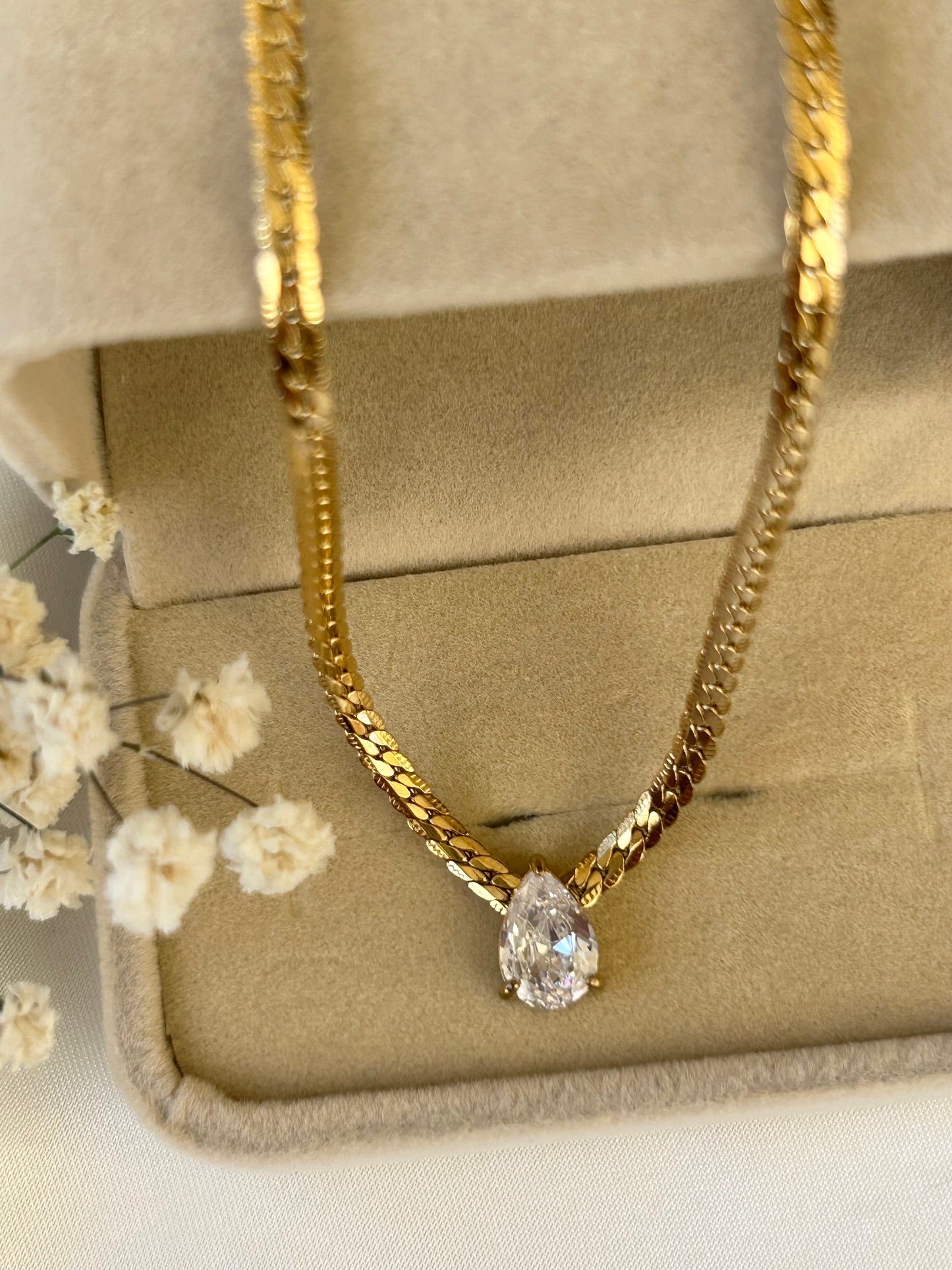 Tear zircon necklace