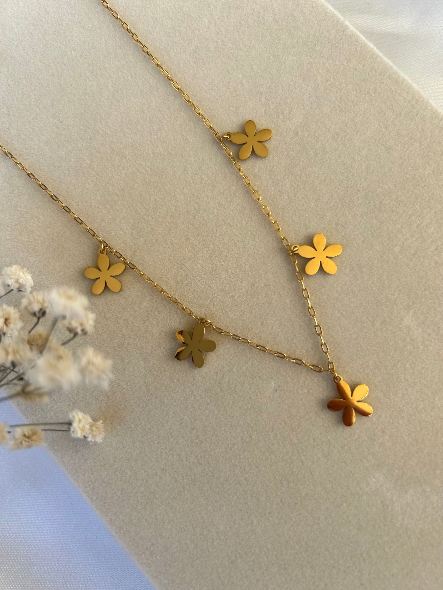 Happy flowers necklace