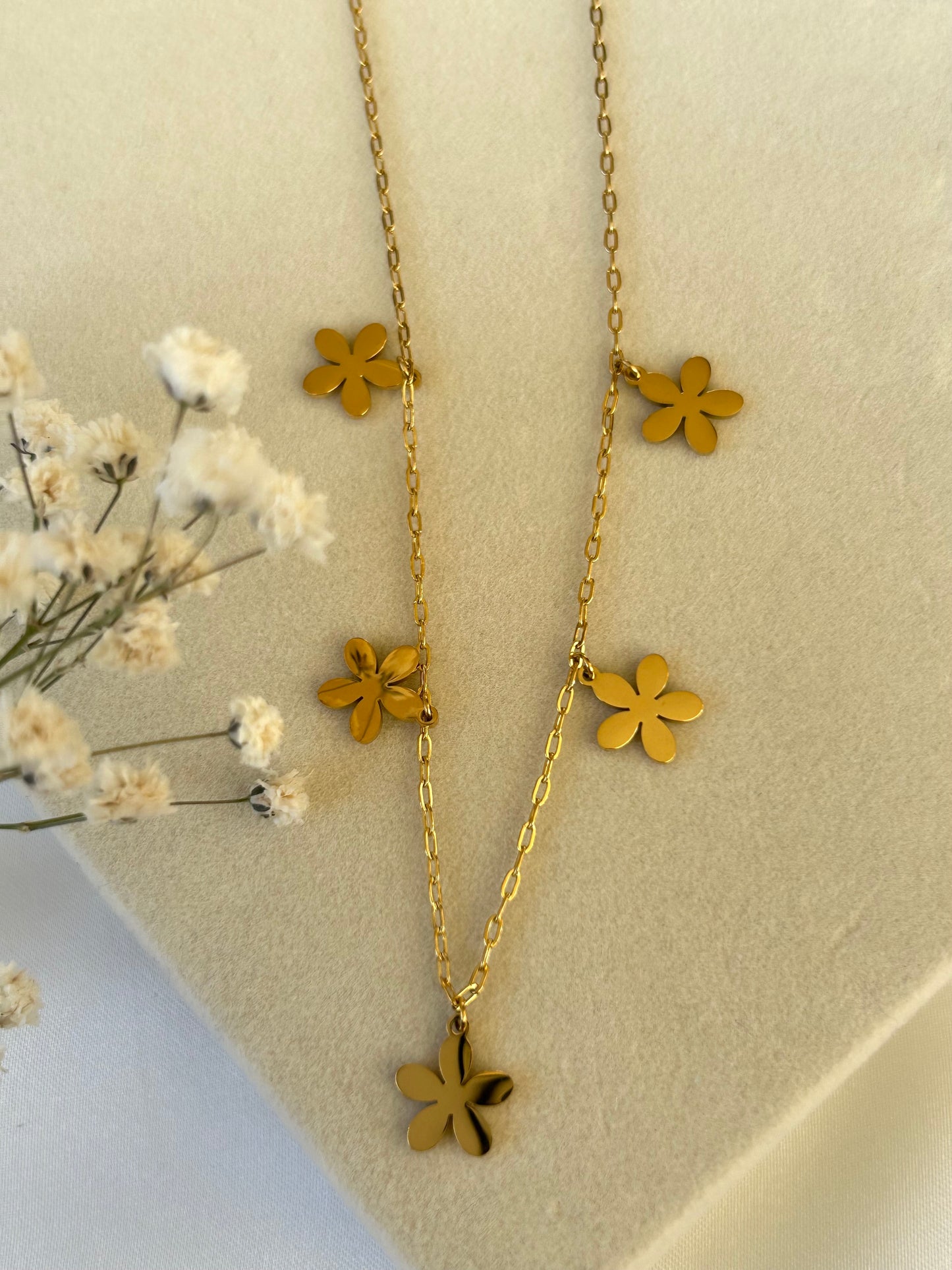 Happy flowers necklace