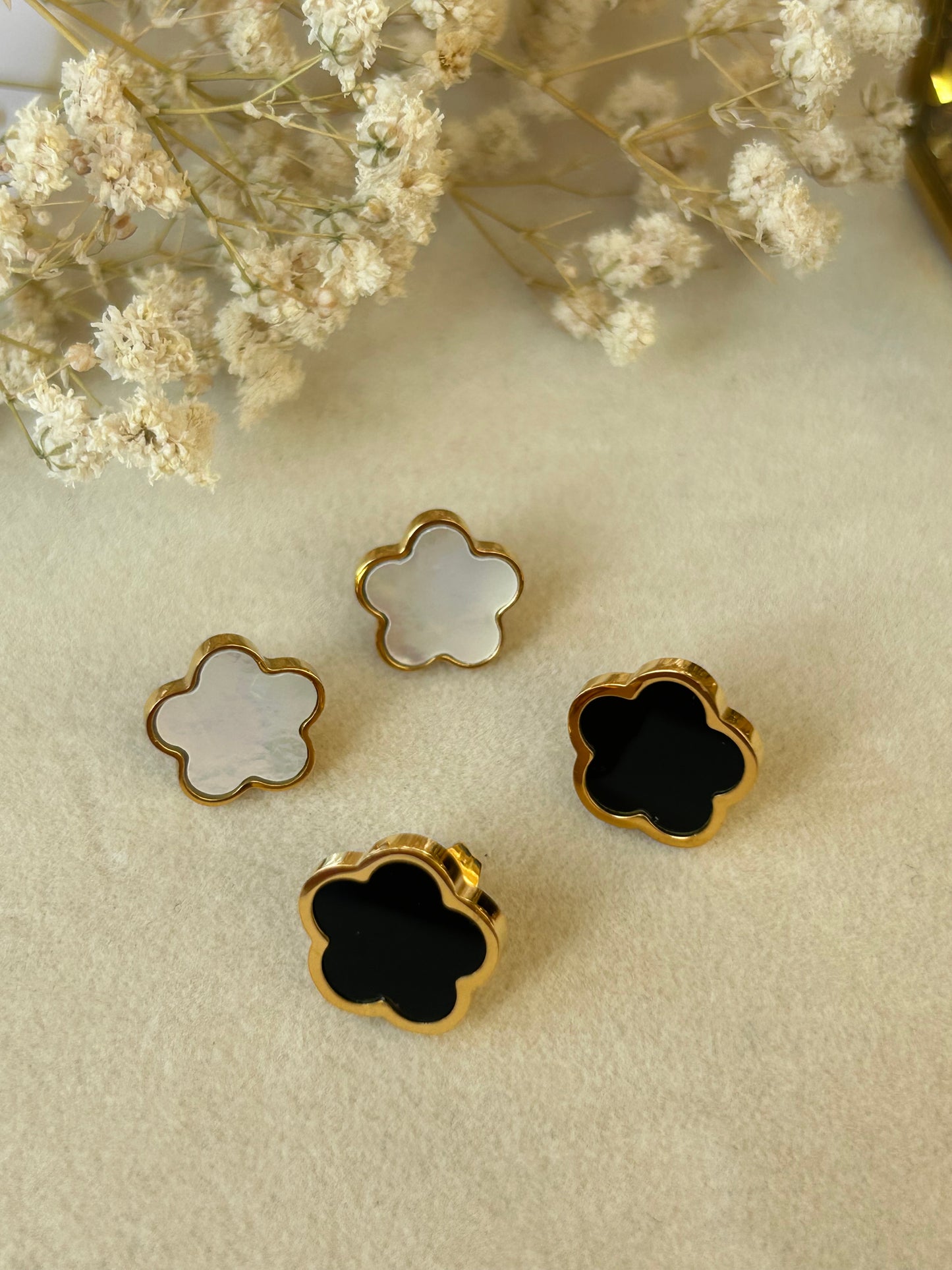 Tiny flower earrings