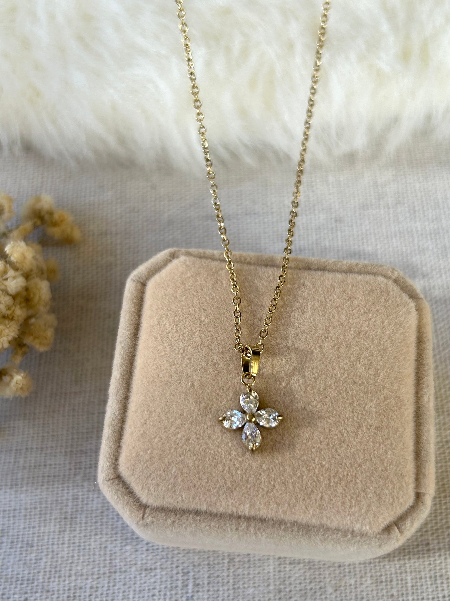 Elegant Flower Necklace